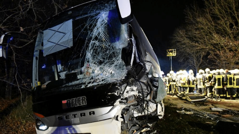 Происшествия: Строительная машина врезалась в автобус: 22 пострадавших
