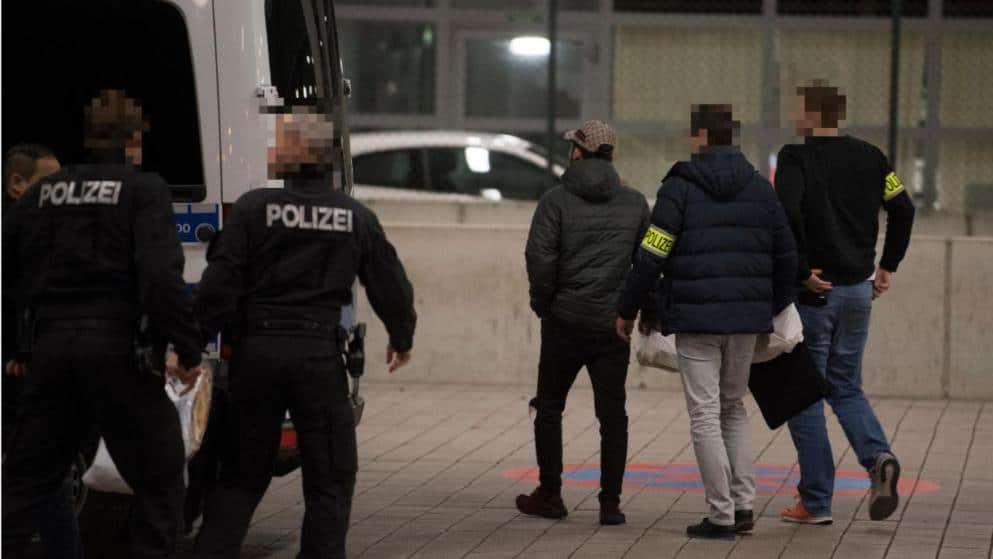 Происшествия: Германия возобновила депортацию: еще 14 осужденных афганцев вернулись на родину