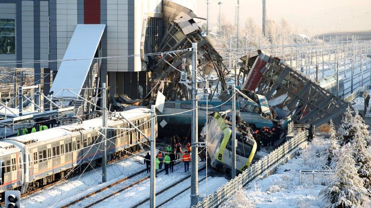 Отовсюду обо всем: Столкновение двух поездов в Турции: погибло 9 человек