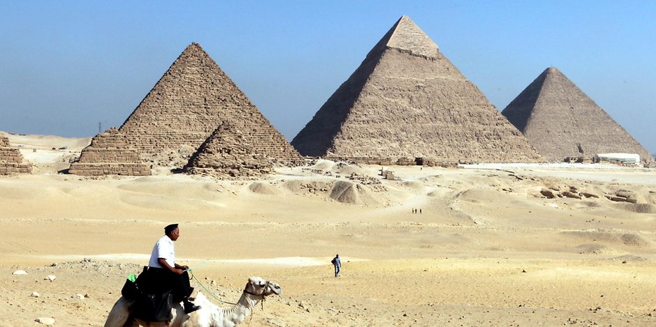 Отовсюду обо всем: Двое египтян арестованы за осквернение Великих пирамид