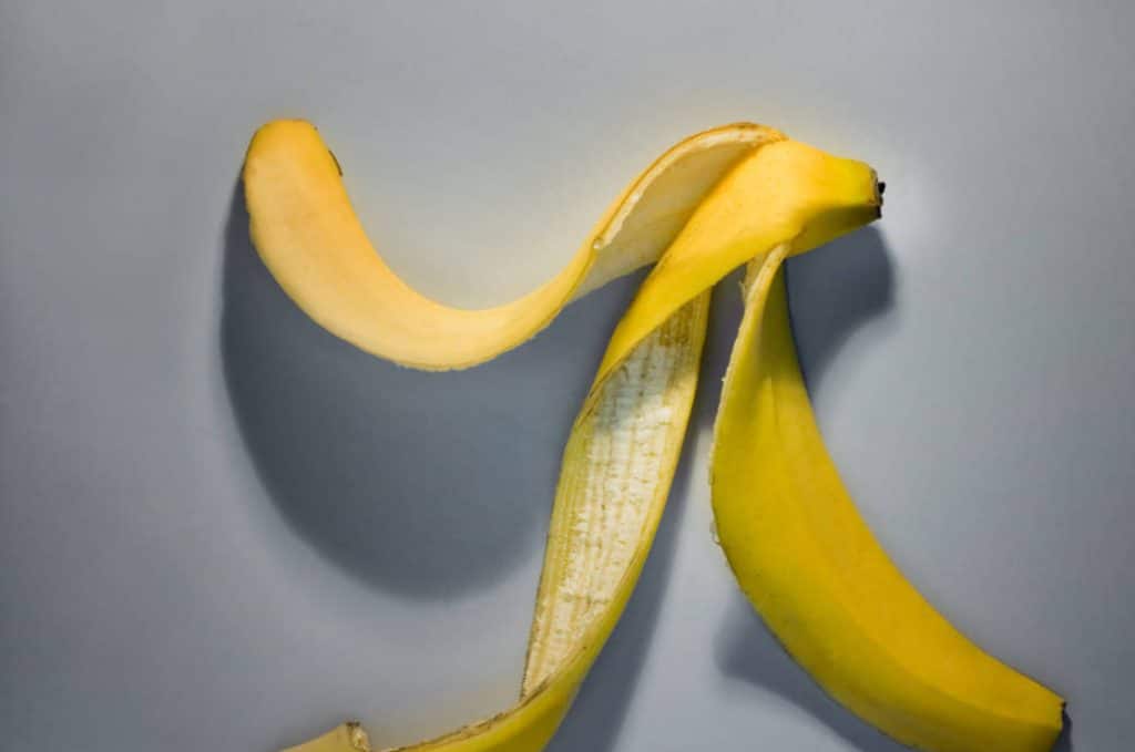 Домашние хитрости: Вот почему не стоит выбрасывать банановую кожуру