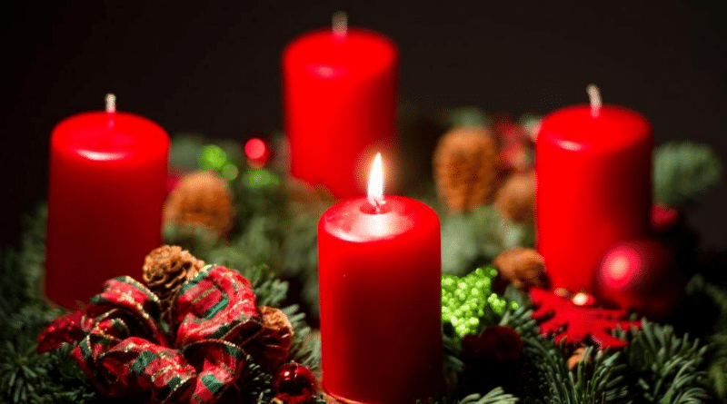 Досуг: Как возникла традиция зажигать свечи на рождественском венке?