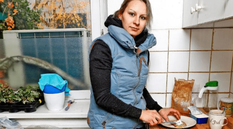 Общество: Женщина работает полный рабочий день, но у нее на еду только €2,66 в день