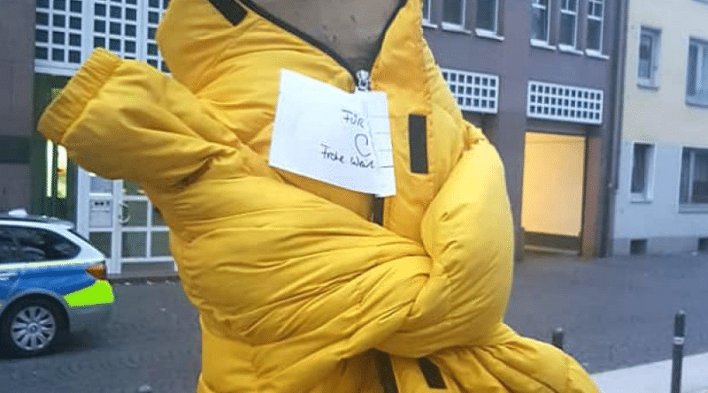 Общество: Теплая рождественская акция: в Дюссельдорфе бездомным подарили куртки