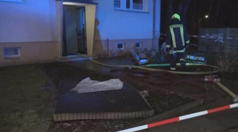 Происшествия: Пожар в квартире: спасая двухлетнего сына, отец выбросил его из окна