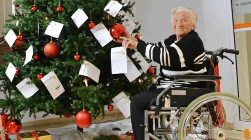 Общество: Что одинокие пенсионеры из домов престарелых мечтают получить на Рождество