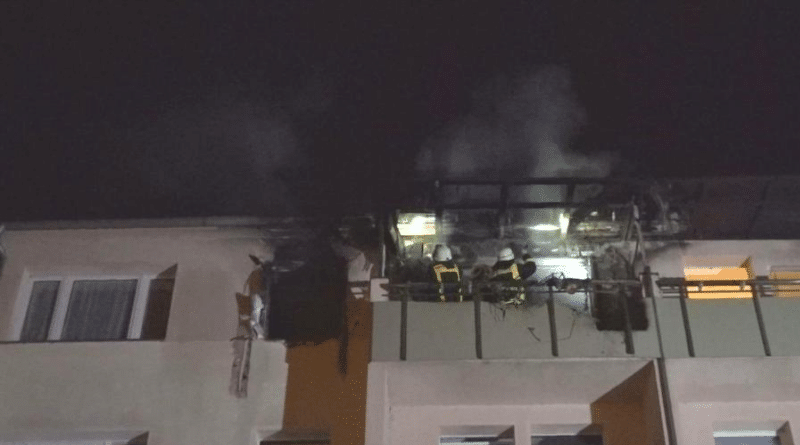 Происшествия: Пожар в квартире: спасая двухлетнего сына, отец выбросил его из окна