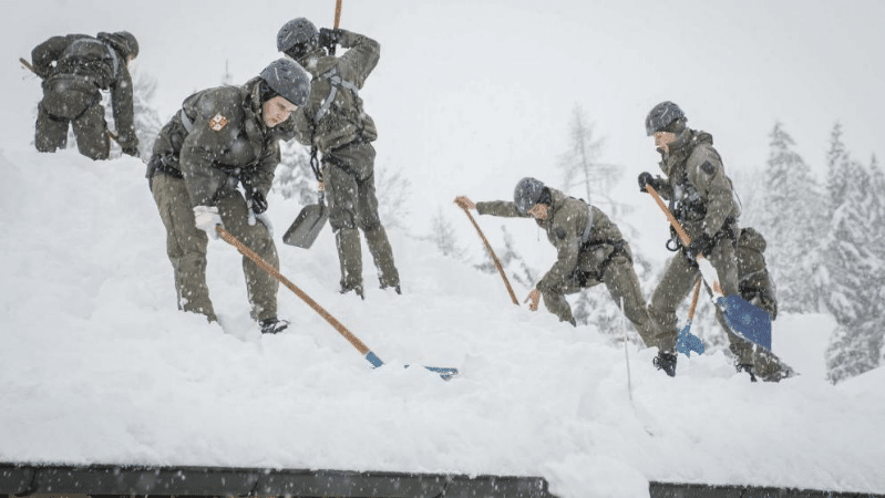 Общество: Снежный коллапс: 350 человек застряли в Берхтесгадене