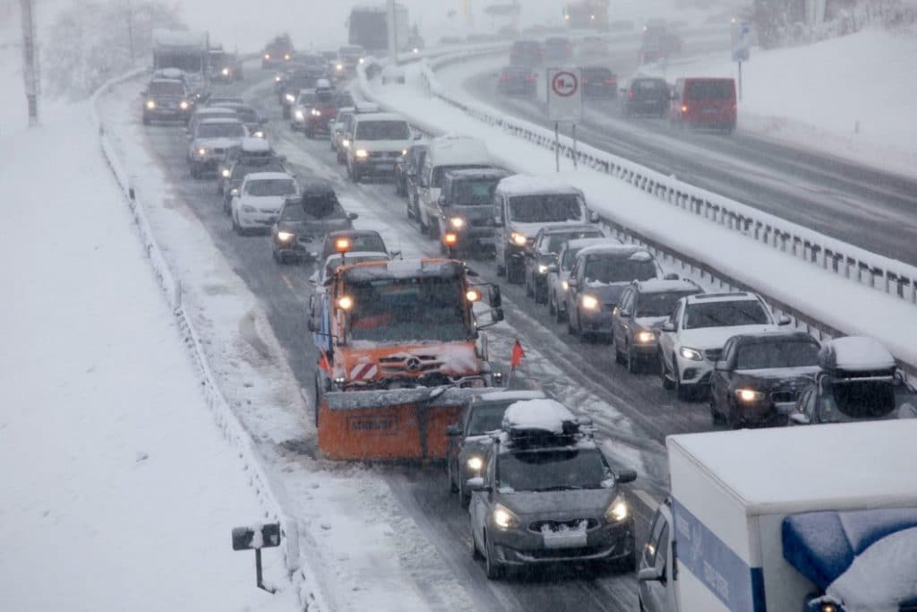 Происшествия: Снежный хаос в Баварии: женщина умерла в пробке на автобане
