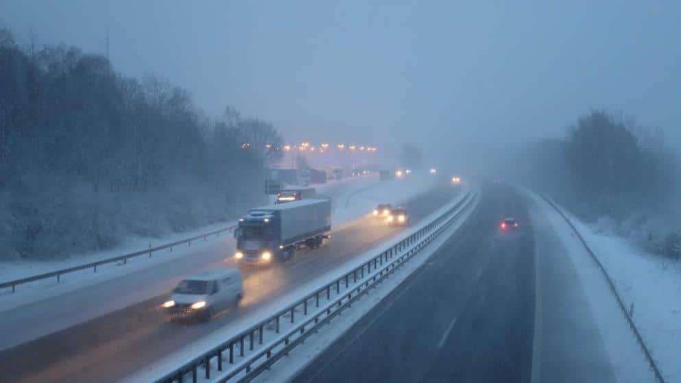 Общество: Хаос на дорогах: в Северном Рейне-Вестфалии сплошные пробки из-за снегопадов