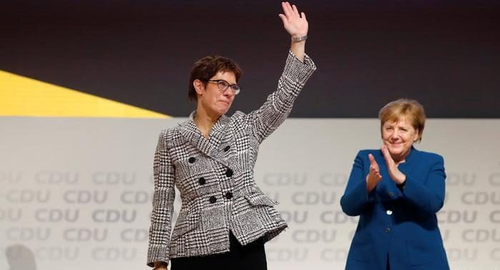 Политика: Преемница Меркель обещает пересмотреть старые законы об иммиграции
