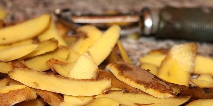 Домашние хитрости: Как картофельные очистки могут заменить моющие средства