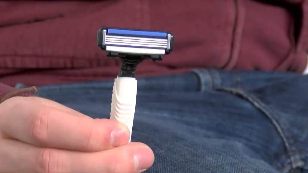 Домашние хитрости: С помощью этого простого трюка можно быстро заточить одноразовую бритву