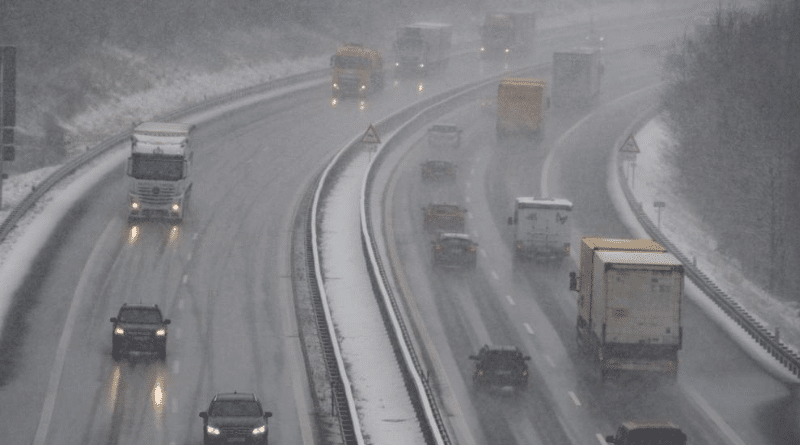Погода: Снегопады в Германии: пробки, опасность ДТП и схода лавин