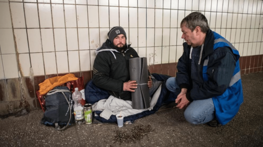 Общество: Ночь с героями: как в Берлине спасают бездомных от холодной смерти