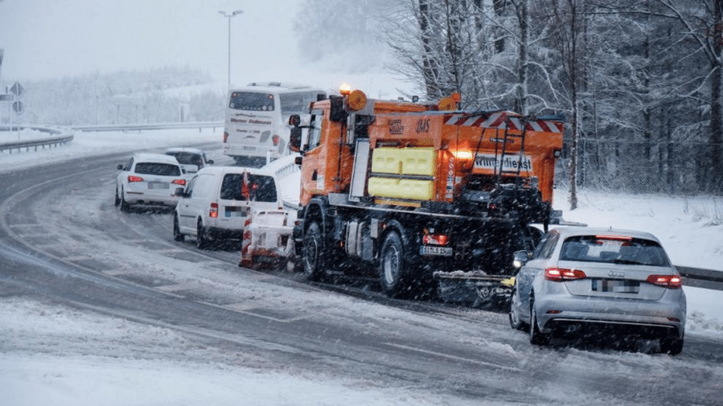 Общество: Хаос на дорогах: в Северном Рейне-Вестфалии сплошные пробки из-за снегопадов