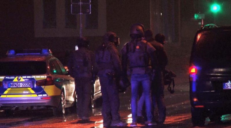 Происшествия: В Ленгерихе мужчина взял в заложники 43 подростка и двух женщин