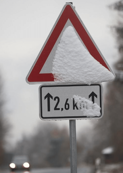Закон и право: Действителен ли дорожный знак, если его замело снегом?