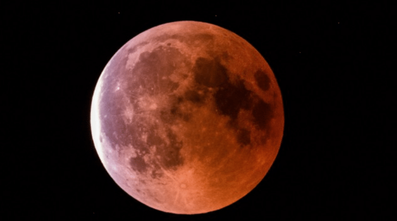 Общество: Кровавая Луна: где и когда можно наблюдать лунное затмение