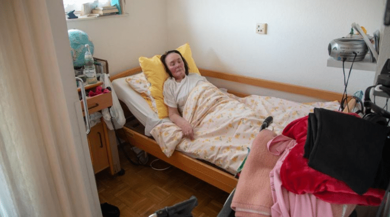 Общество: За крошечную комнату в доме престарелых пенсионерка платит €1880
