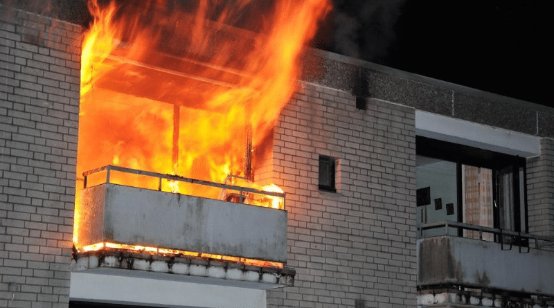 Происшествия: Чтобы спастись от огня, 103-летний пенсионер прыгнул с балкона