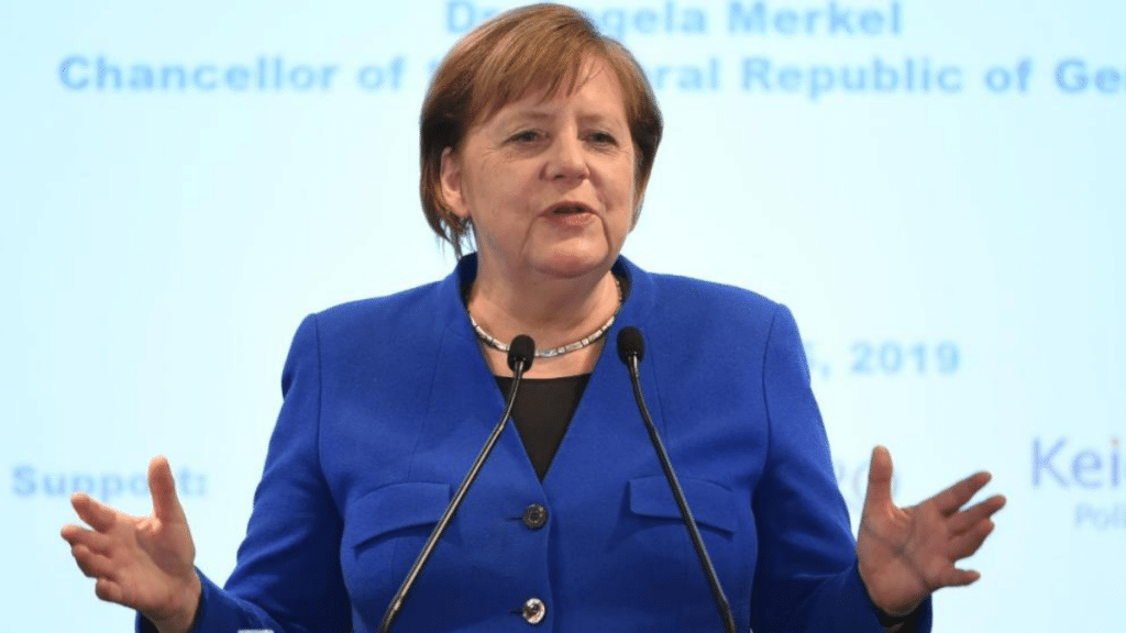 Политика: Меркель не интересуется партийными делами и постепенно сдает власть