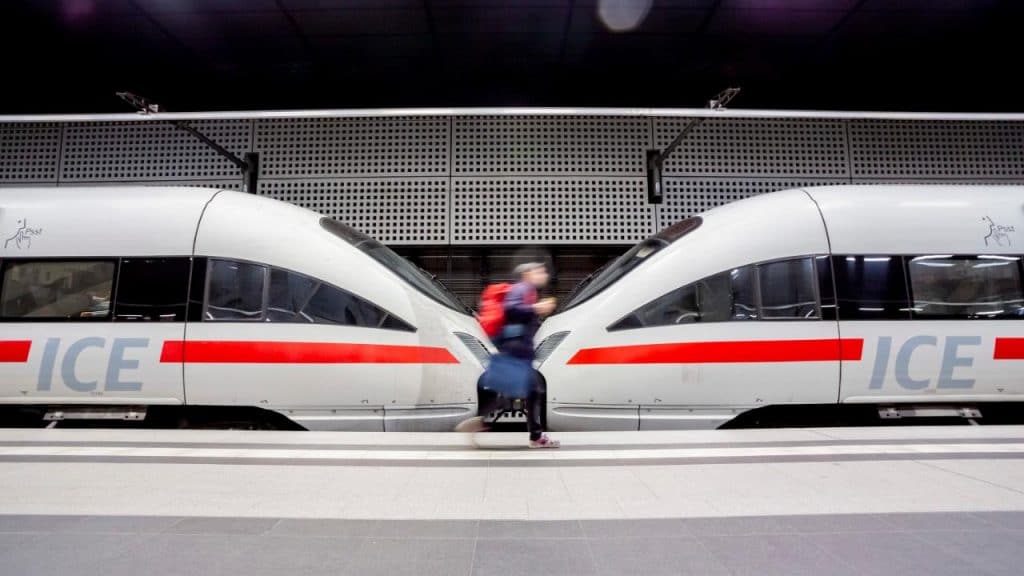 Общество: Поезд, самолет или автобус: какой транспорт в Германии самый дешевый?