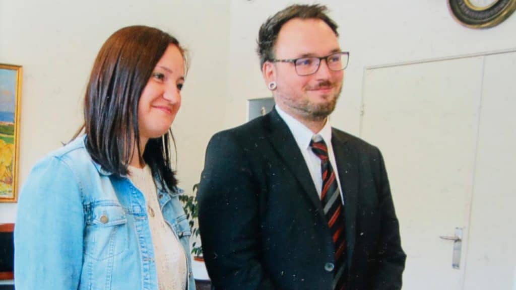 Общество: Брак с немцем: россиянке отказали в визе – на свадебной фотографии она выглядит несчастной