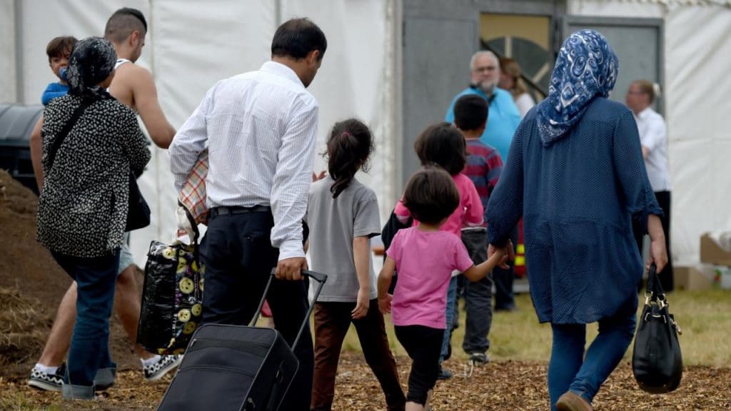 Общество: 1000 виз в месяц: воссоединение семей беженцев достигло предела