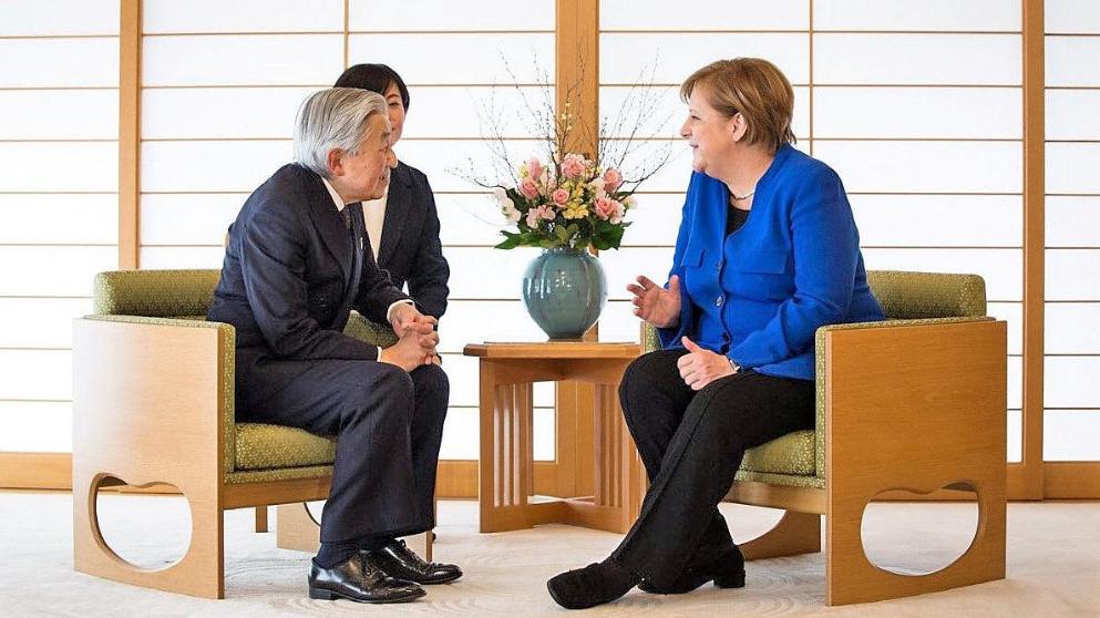 Политика: Меркель не интересуется партийными делами и постепенно сдает власть