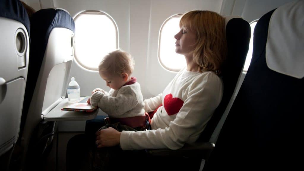 Досуг: Лучшие места в самолете, если вы путешествуете с детьми