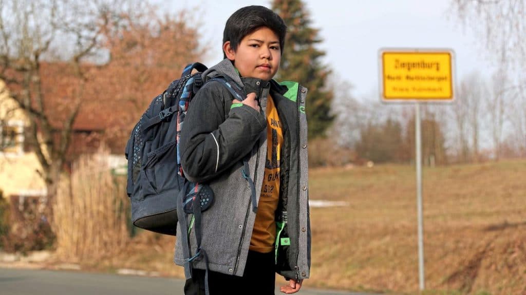 Общество: Ни автобусов, ни пешеходной дорожки, ни фонарей: 13-летний Марк вынужден ездить в школу на такси