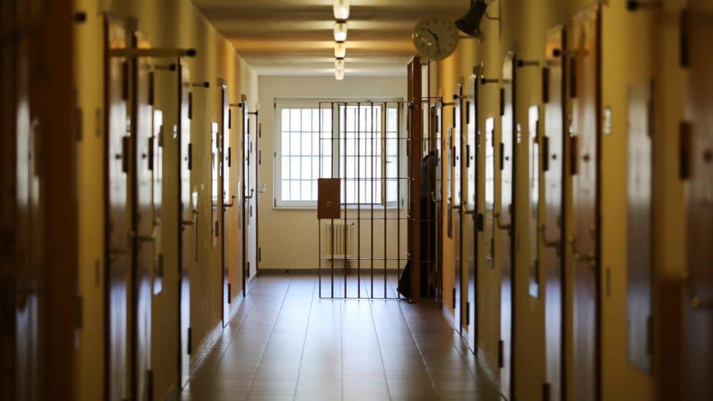 Происшествия: Скандальная тюрьма в Лейпциге: самоубийства и ужасные условия содержания