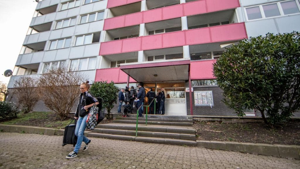 Общество: Срочная эвакуация в Дуйсбурге: жильцов двух многоэтажек среди ночи увезли в приют для беженцев
