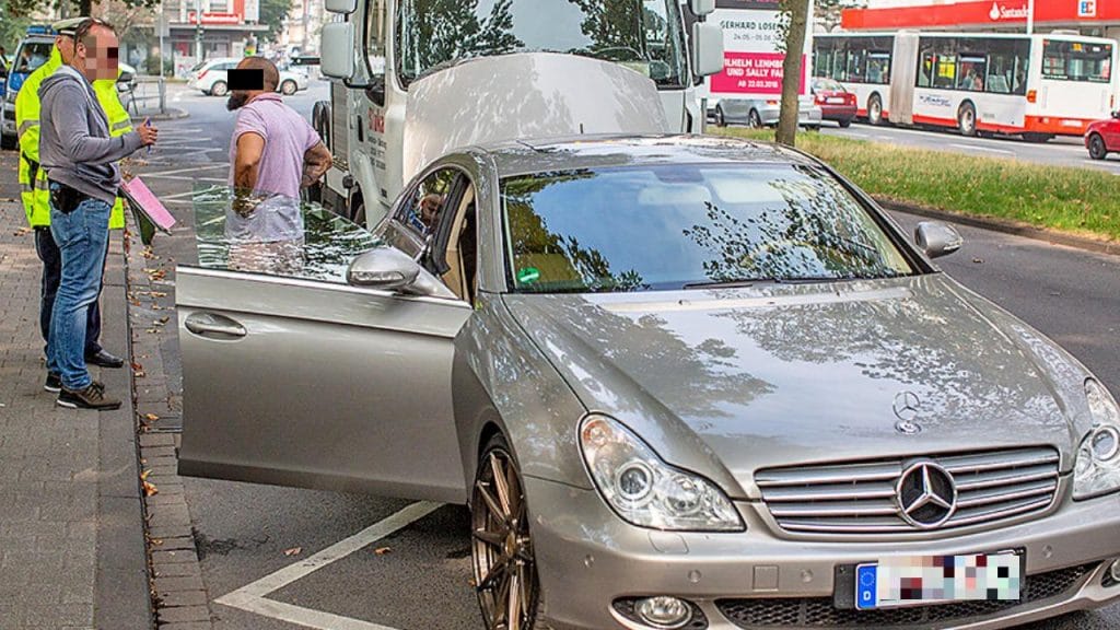 Общество: Полиция Дуйсбурга вынуждена вернуть получателям Hartz IV роскошные автомобили