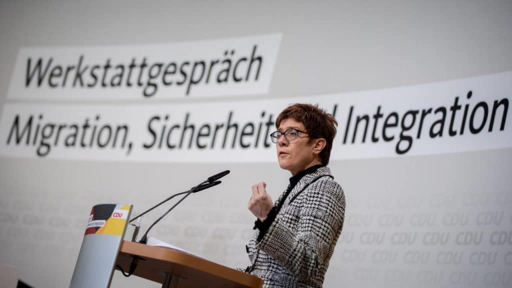 Политика: Крамп-Карренбауэр закроет немецкие границы в случае нового миграционного кризиса