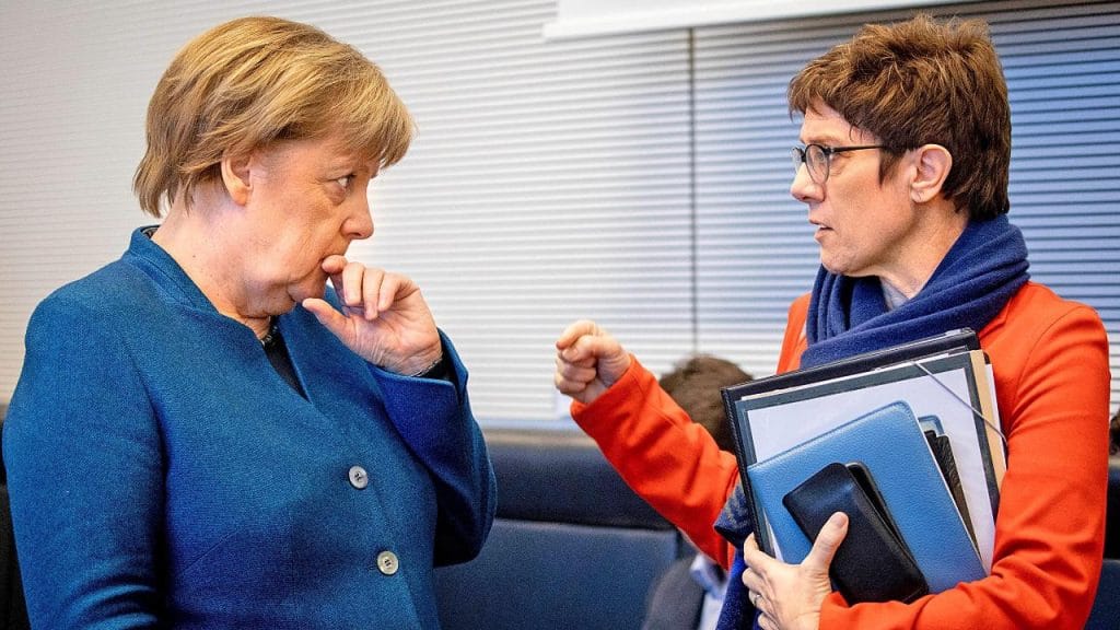 Политика: Меркель больше не политик номер один