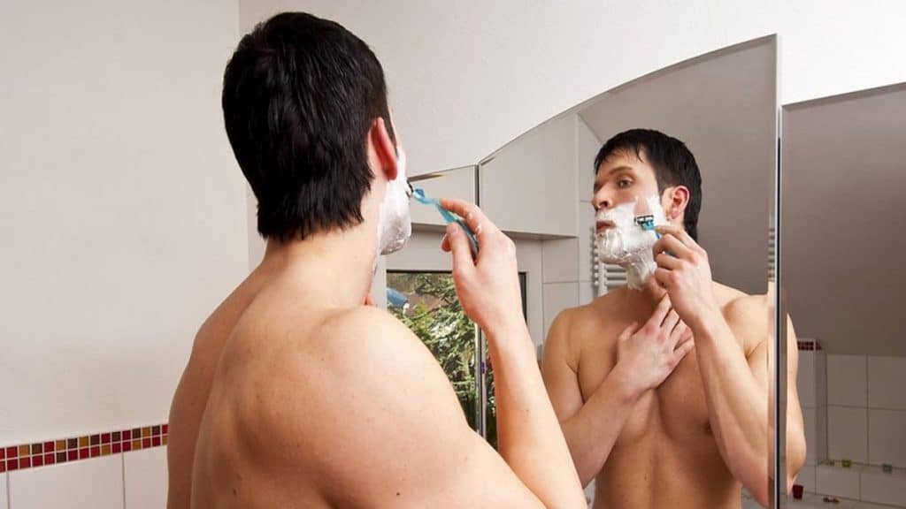 Домашние хитрости: Почему мужчинам лучше бриться перед завтраком