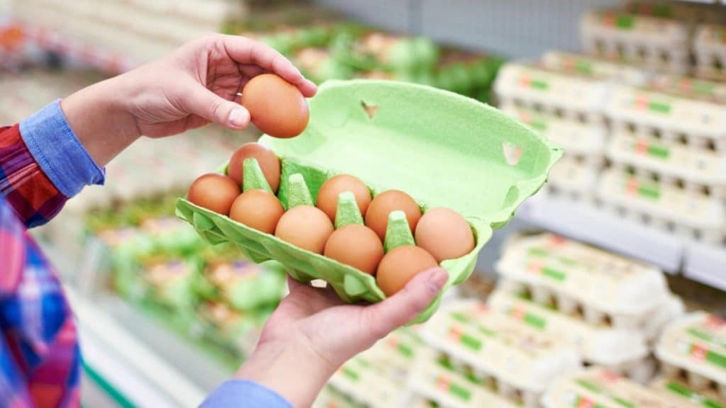 Домашние хитрости: Почему яйца в супермаркетах продаются неохлажденными