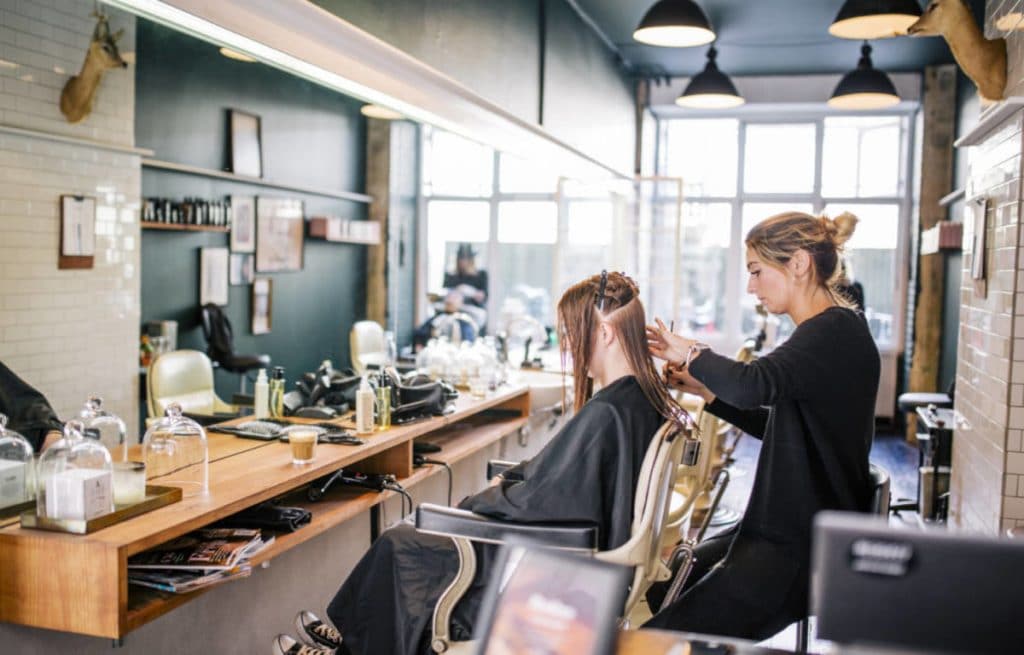 Полезные советы: Нужно ли мыть голову перед походом в парикмахерскую