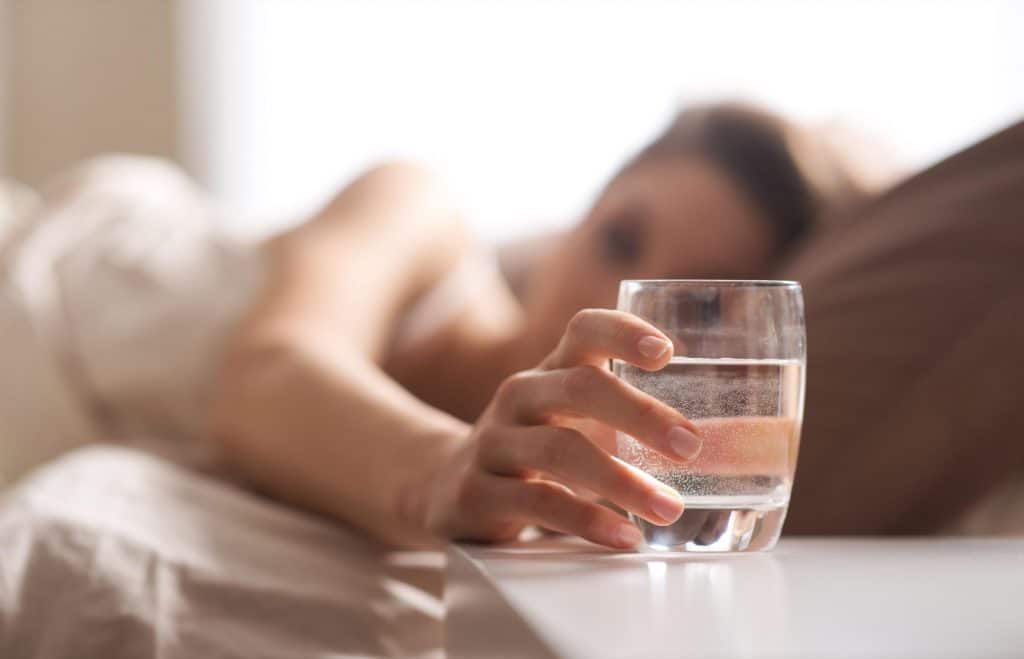 Здоровье: Почему не стоит на ночь оставлять стакан с водой рядом с кроватью