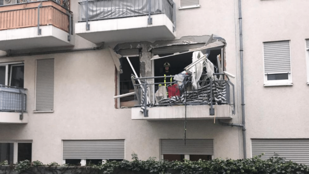Происшествия: Взрыв в жилом доме: тяжело ранен мужчина