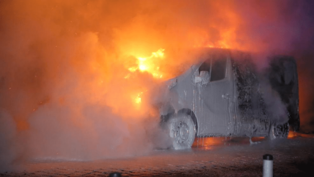 Происшествия: В Берлине подожгли фургоны Amazon: второе нападение за два дня