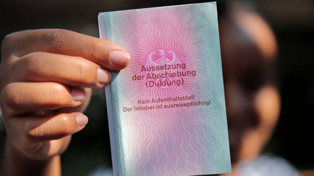 Общество: Почему трое из четырех подлежащих депортации беженцев остаются в Германии?