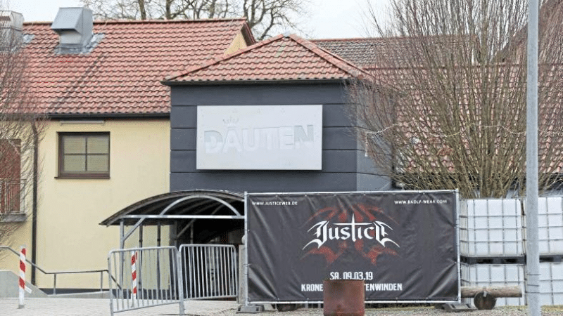 Происшествия: Получив отказ от девушки в клубе Ансбаха, полицейский устроил драку