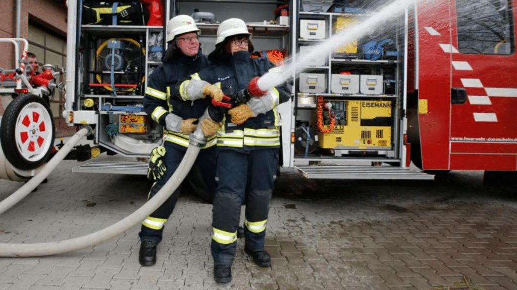 Общество: В 54 женщина сменила офисный костюм на униформу пожарного