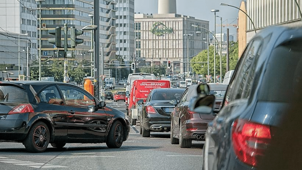 Общество: Заторы в Германии: водители проводят в пробках 6 дней в году