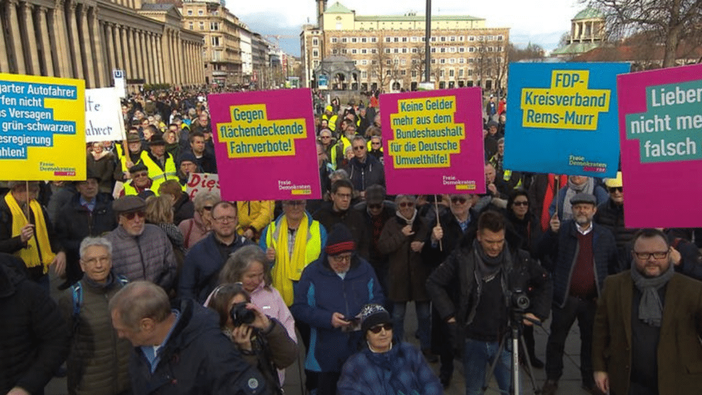 Общество: В Штутгарте продолжаются протесты против запрета на вождение для дизелей