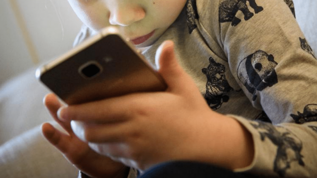 Общество: В Германии требуют ввести запрет на пользование смартфонами для детей до 14 лет