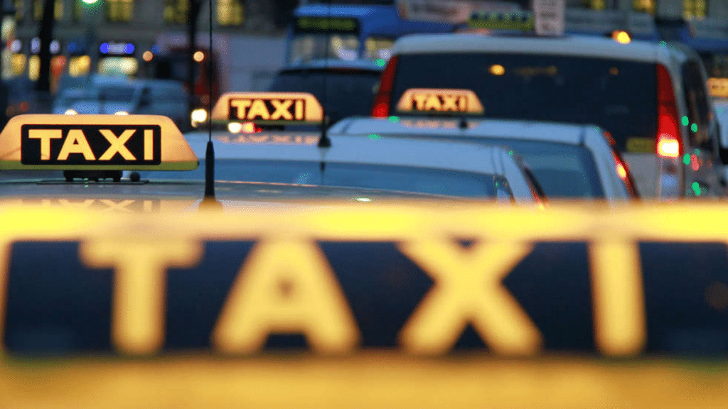 Происшествия: Двое мужчин напали на женщину-таксиста и ограбили ее